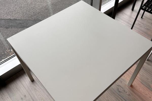 TAVOLO 90X90CM  75H COLORE BIANCO IMPILABILE METALLO